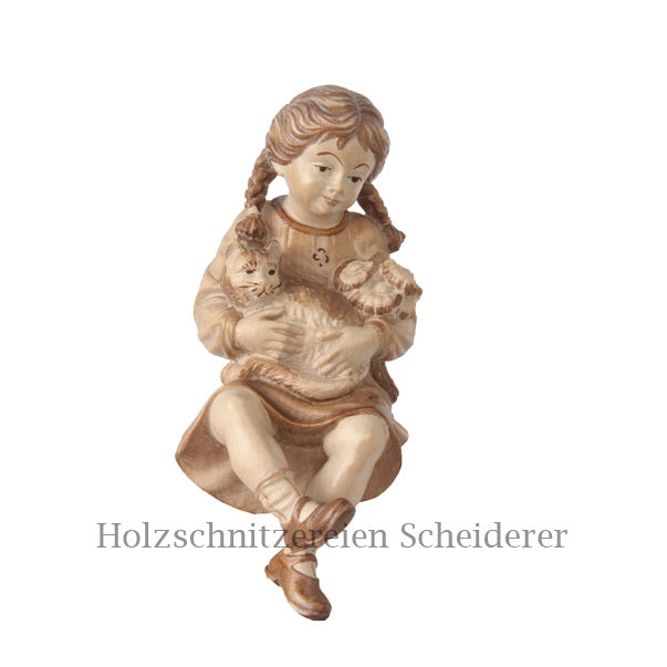 Mädchen sitzend mit Katze auf Stuhl