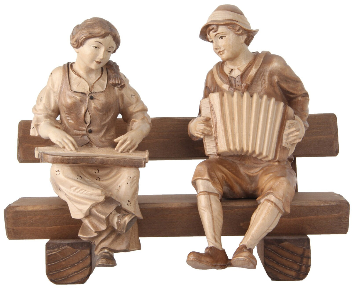 Zither- und Ziehharmonikaspieler sitzend auf Bank