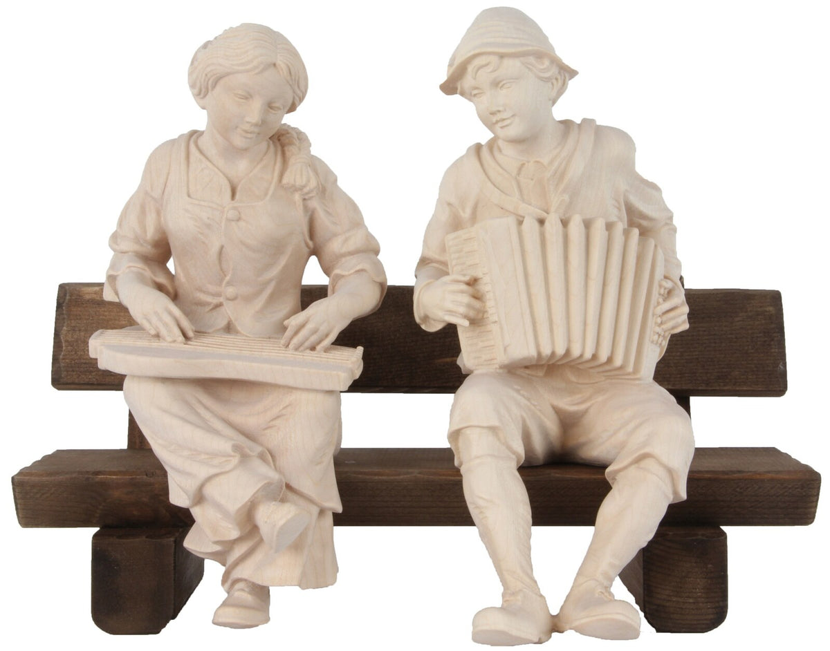 Zither- und Ziehharmonikaspieler sitzend auf Bank