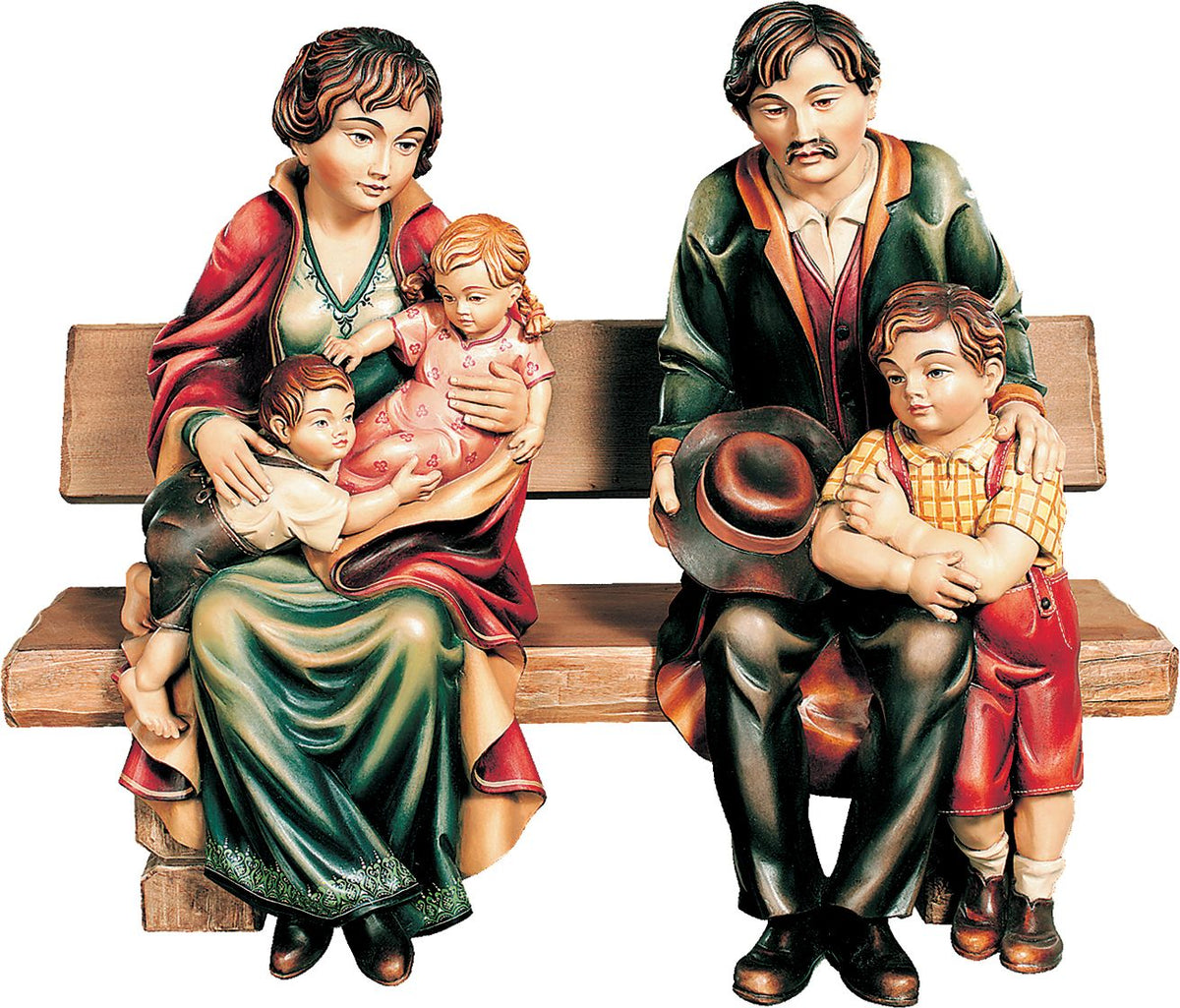Familie auf Bank mit drei Kinder
