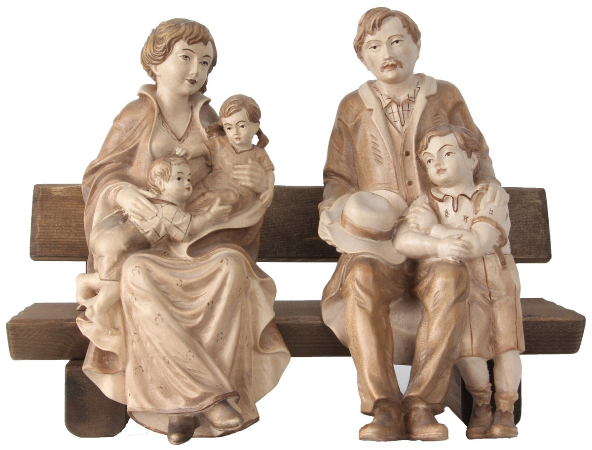 Familie auf Bank mit drei Kinder