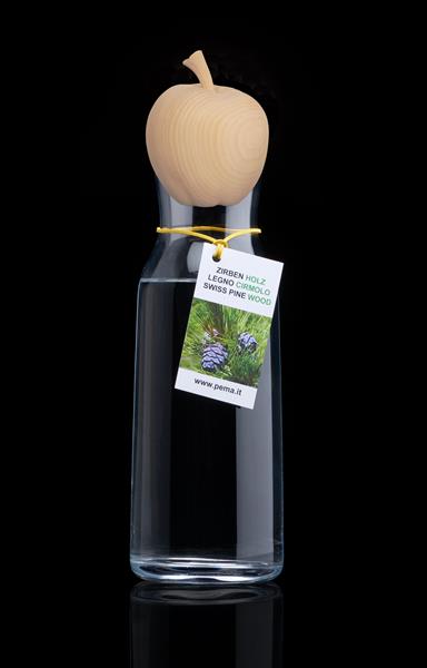 Karaffe mit Apfel