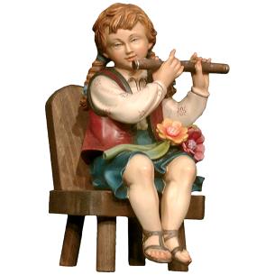 Querflötenspielerin sitzend auf Stuhl