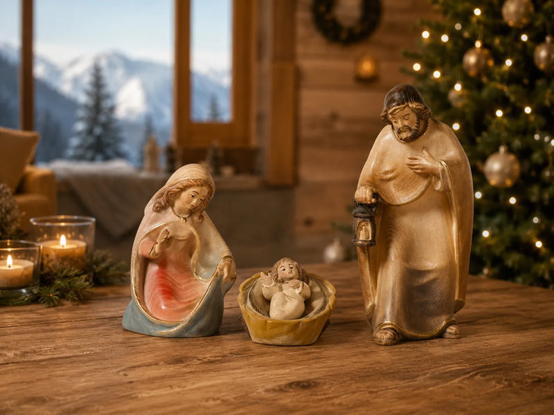 PEMA_Krippe_Heilige_Familie_holzgeschnitzt_und handbemalt in weihnachtlicher Atmosphäre