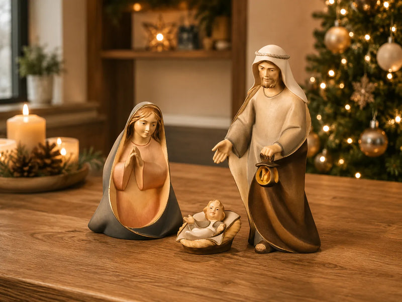 Komet_Krippe_Heilige_Familie_holzgeschnitzt_und handbemalt in weihnachtlicher Atmosphäre