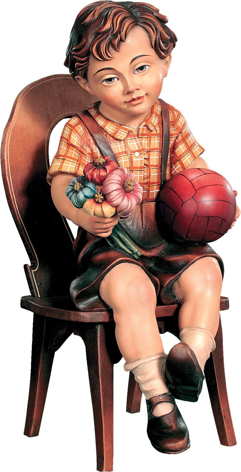 Bub sitzend mit Ball und Blume auf Stuhl