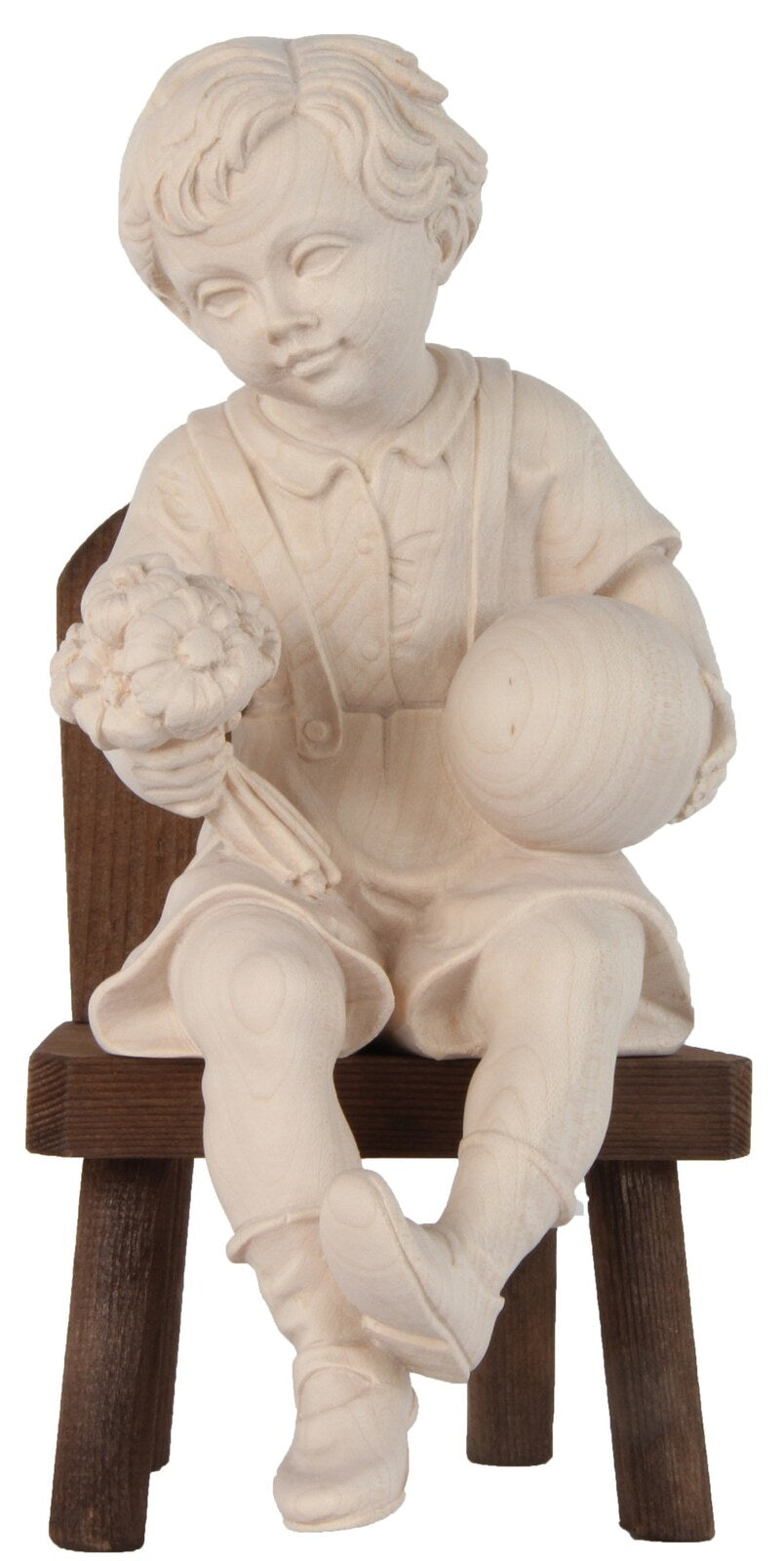 Bub sitzend mit Ball und Blume auf Stuhl