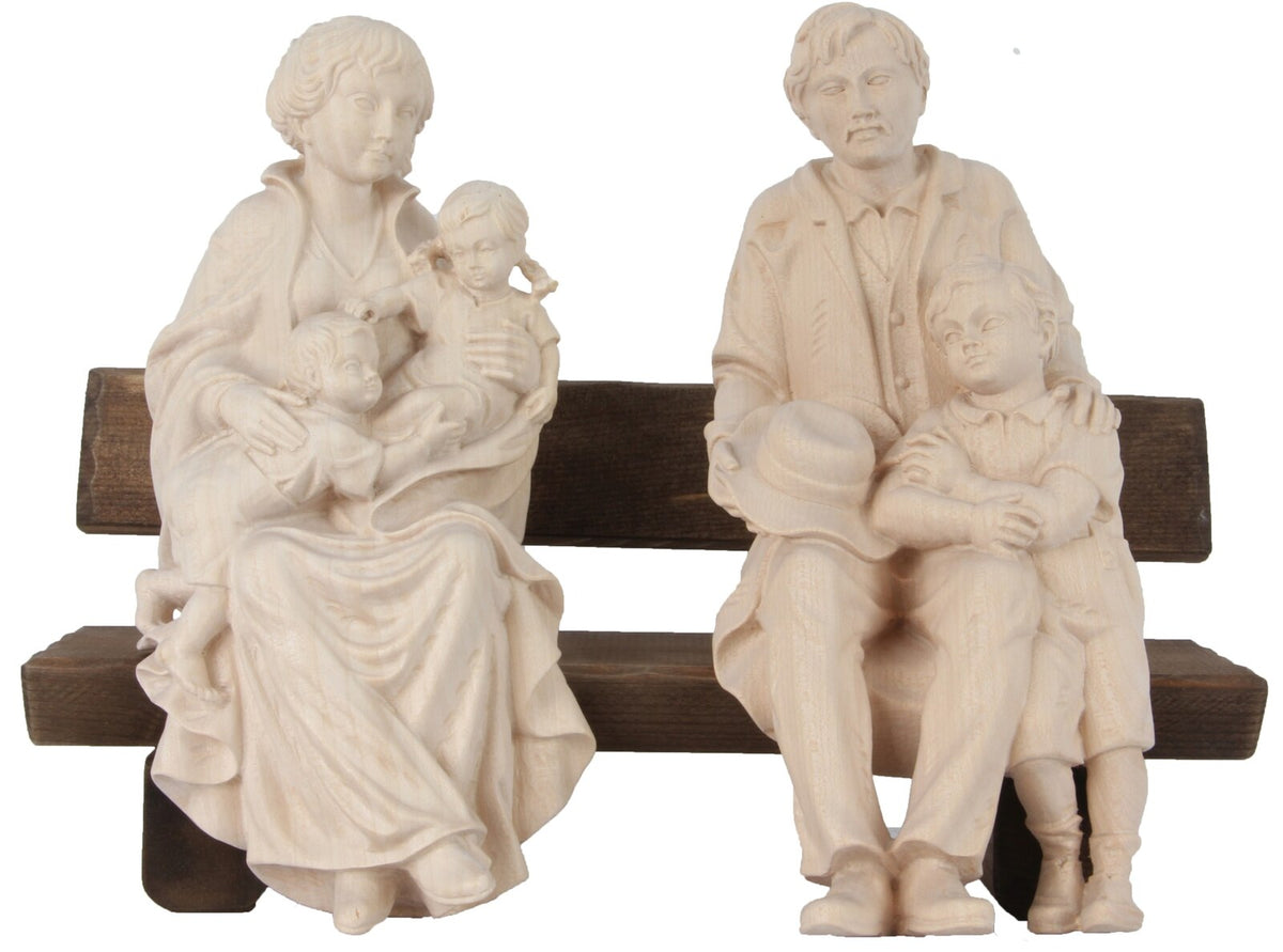 Familie auf Bank mit drei Kinder