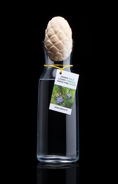Karaffe mit Zirbenzapfen