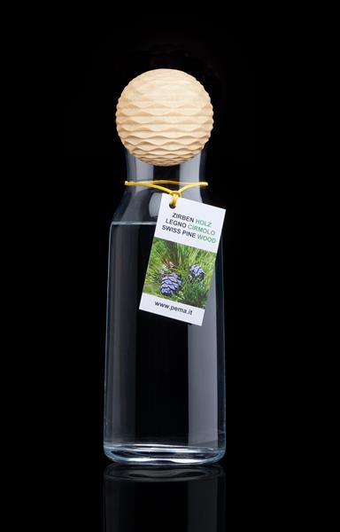 Karaffe mit Zirbenkugel Ambiente