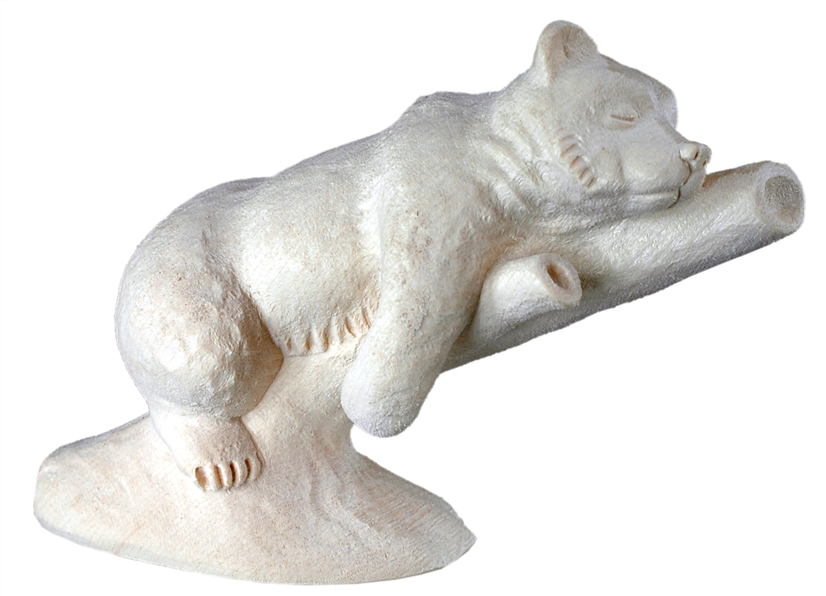 Eisbär auf Baumstamm