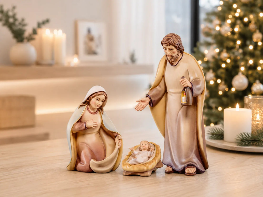 Artis_Krippe_Heilige_Familie_holzgeschnitzt_und handbemalt in weihnachtlicher Atmosphäre