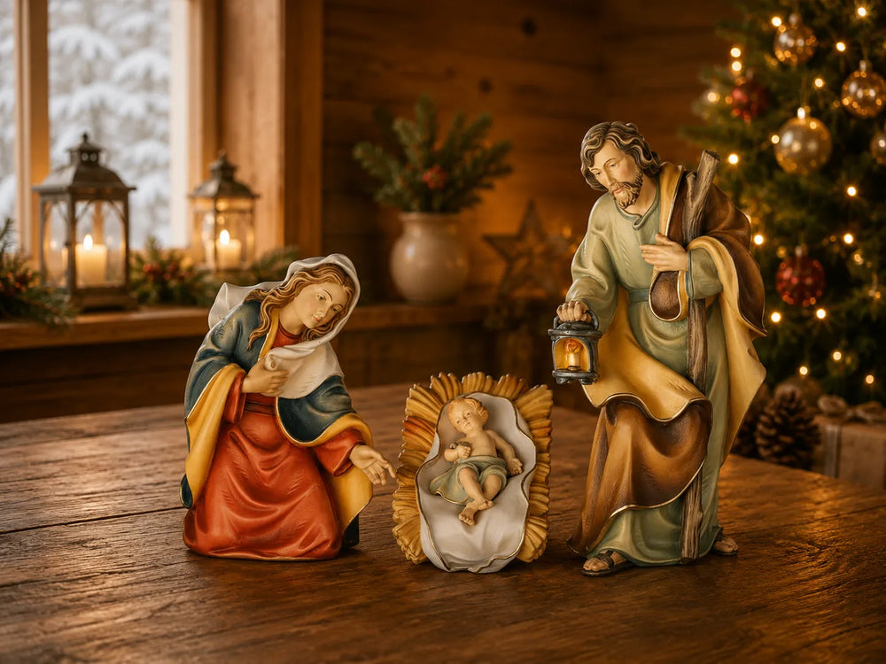Friedenskrippe_Heilige_Familie_holzgeschnitzt_und handbemalt in weihnachtlicher Atmosphäre