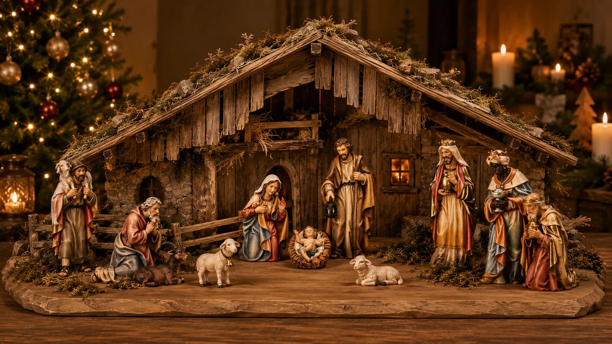Traditionelle Weihnachtskrippe mit Heiliger Familie und Heiligen Drei Königen