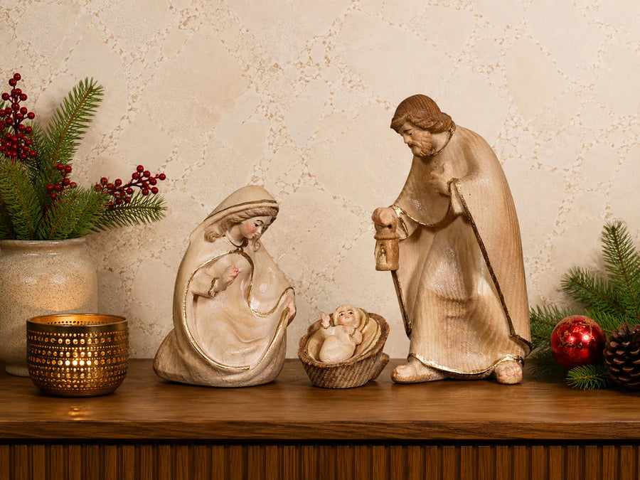 Mehrfach gebeizte Krippenfigur