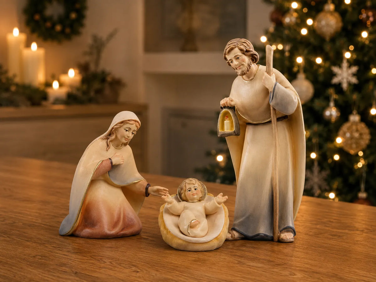 Licht_Krippe_Heilige_Familie_holzgeschnitzt_und handbemalt in weihnachtlicher Atmosphäre