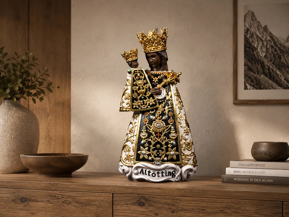Madonna_Altoetting_auf_Sideboard_holzgeschnitzt