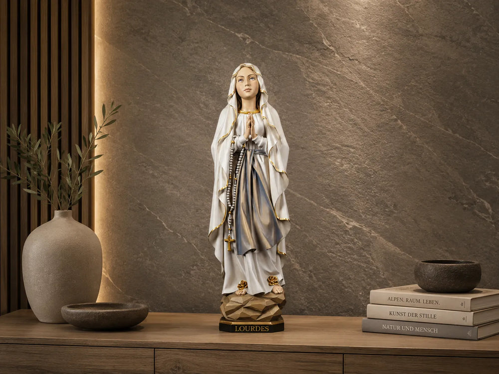 Madonna_Lourdes_auf_Sideboard_holzgeschnitzt