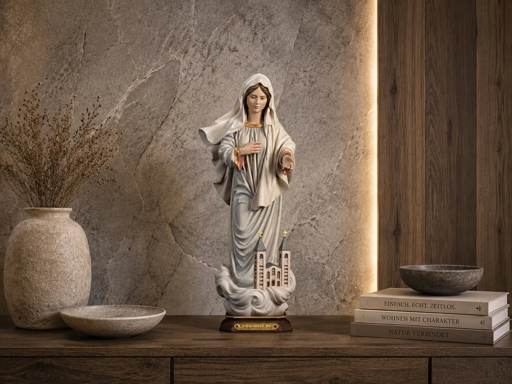 Madonna_Medjugorje_auf_Sideboard_holzgeschnitzt