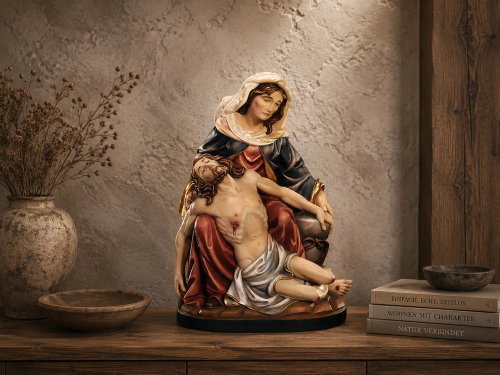 Madonna_Pieta_auf_Sideboard_holzgeschnitzt