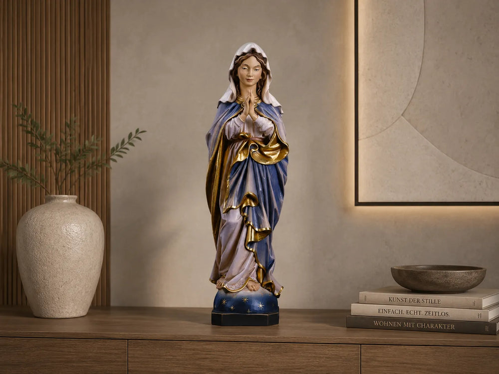 Madonna_betend_auf_Sideboard_holzgeschnitzt