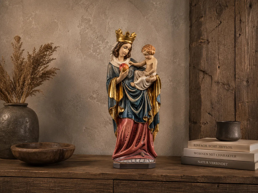 Madonna_gotisch_auf_Sideboard_holzgeschnitzt