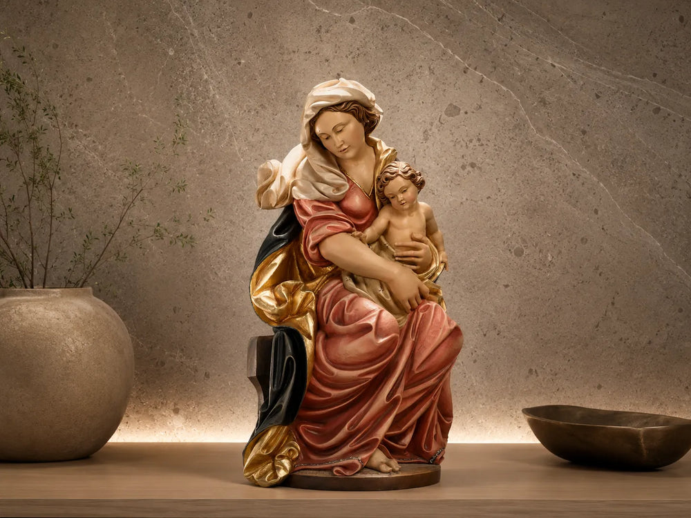 Madonna_sitzend_holzgeschnitzt