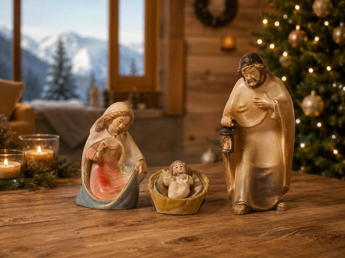 PEMA_Krippe_Heilige_Familie_holzgeschnitzt_und handbemalt in weihnachtlicher Atmosphäre