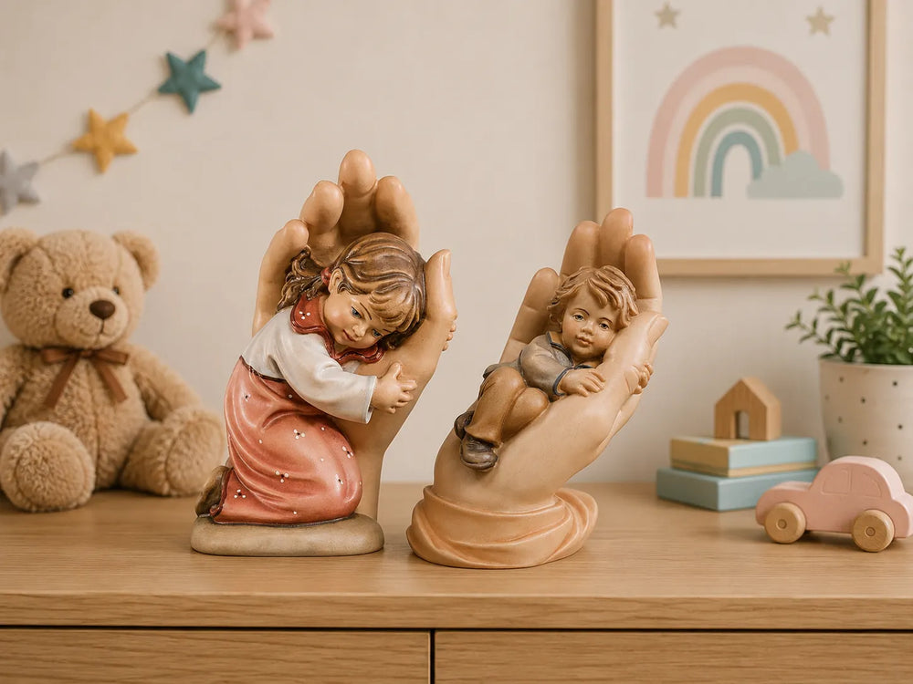 Profane_Figuren_Schuetzende_Haende_holzgeschnitzt