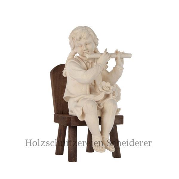 Querflötenspielerin sitzend auf Stuhl - natur